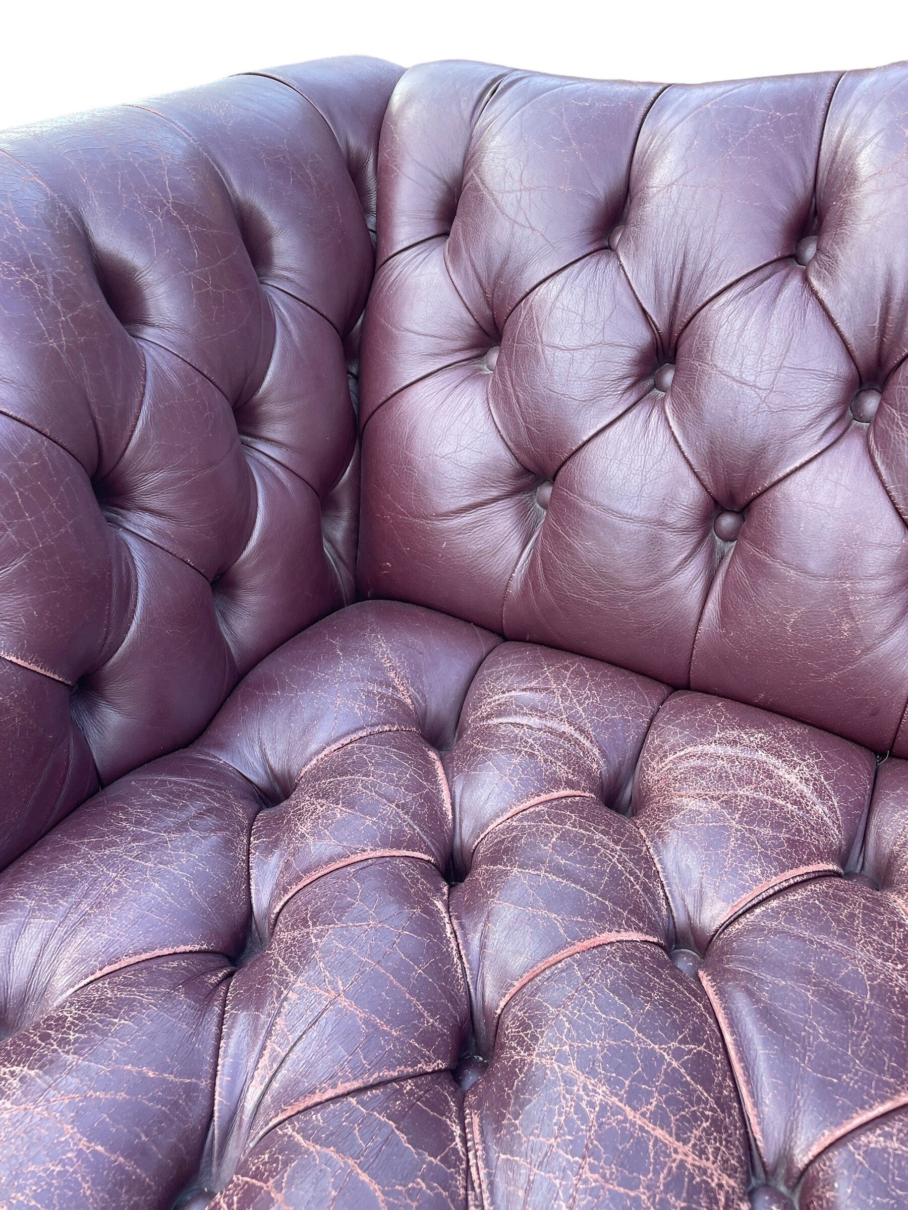 English — Chesterfield Leather Sofa